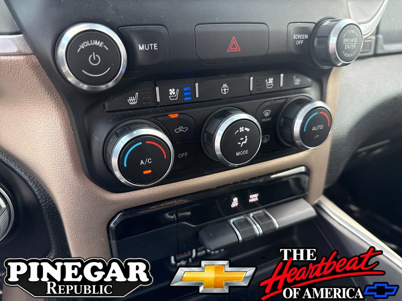 2020 RAM 1500 Laramie Quad Cab 4x4 6'4" Box