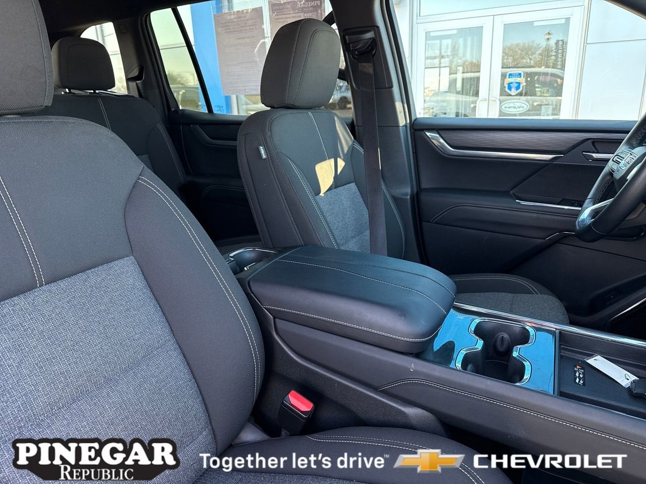 2025 GMC Acadia Elevation