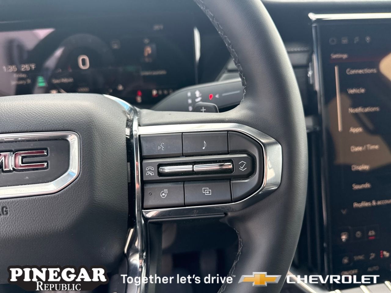 2025 GMC Acadia Elevation