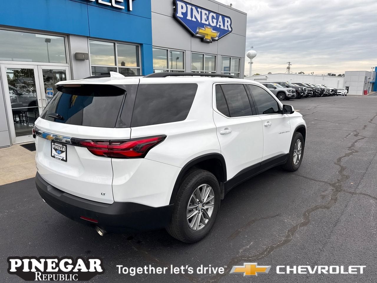 2023 Chevrolet Traverse LT Leather