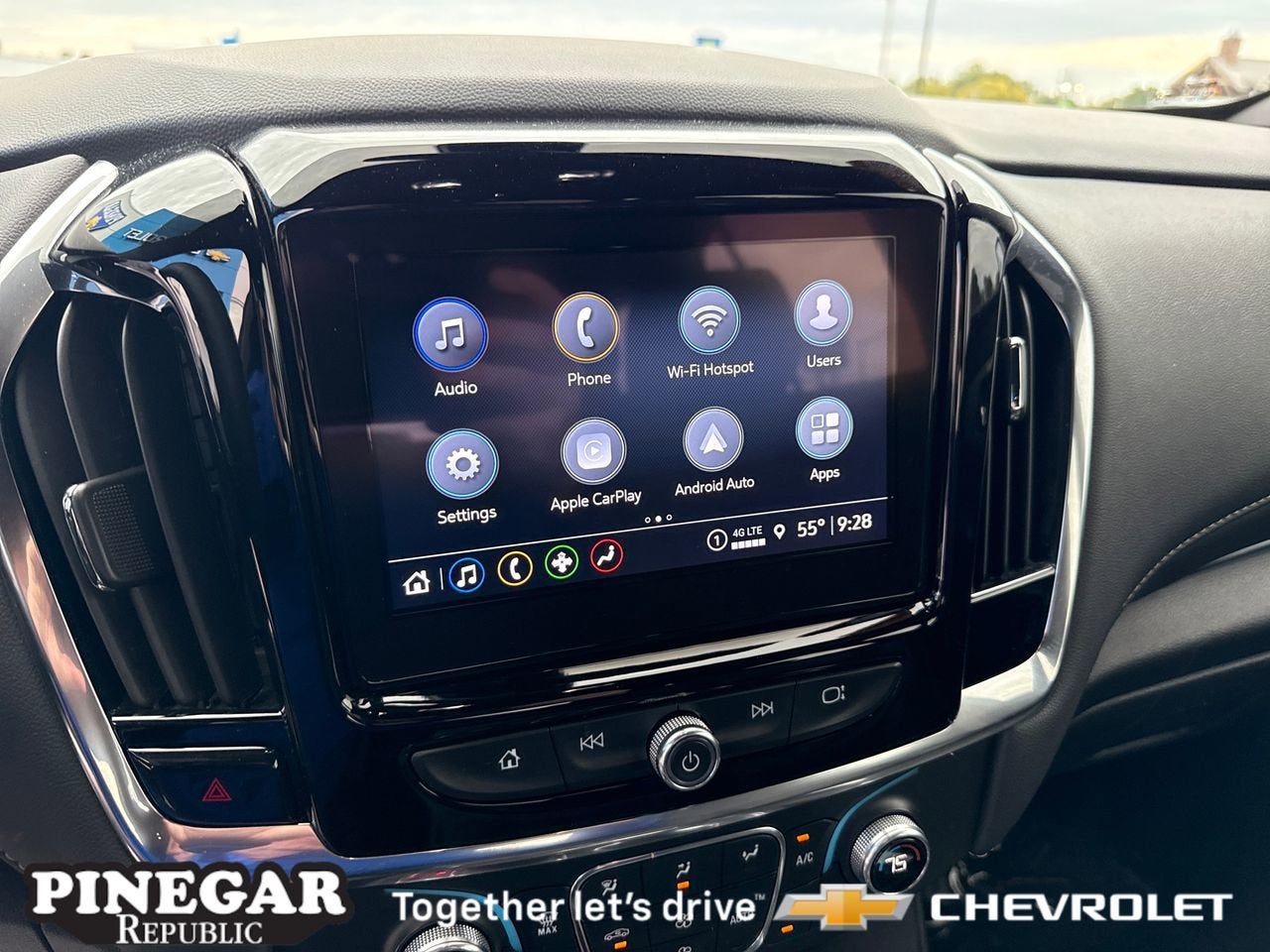 2023 Chevrolet Traverse LT Leather