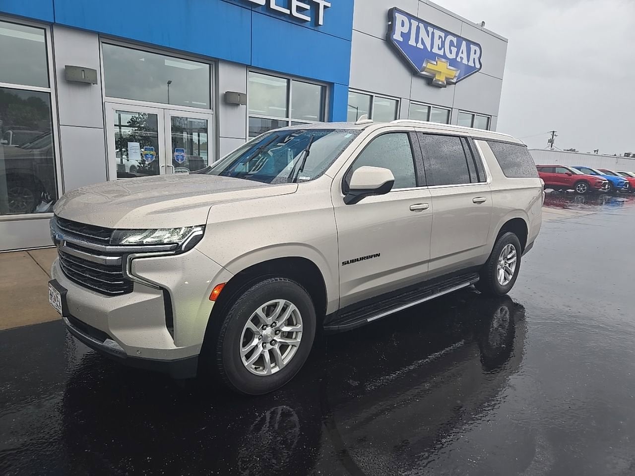 2022 Chevrolet Suburban 4WD 1500 LT's photo