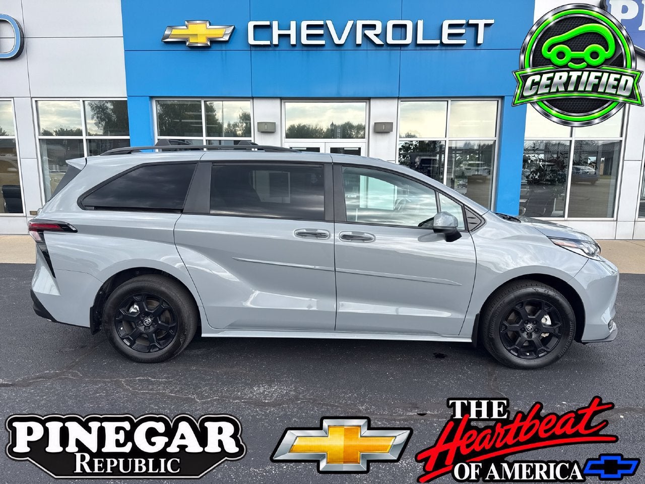 2025 Toyota Sienna Woodland Edition